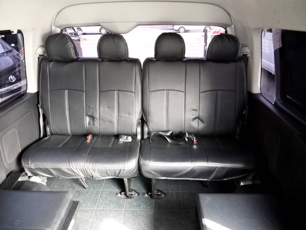 ４列目には片側２掛けの跳ね上げ式シートを採用。シートを格納すれば広々としたラゲッジスペースも確保できます。