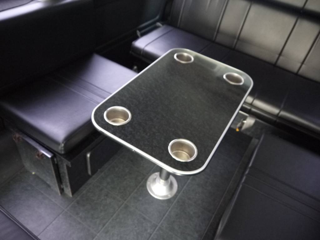 センターテーブルも完備しております。テーブルはポールと天板の分解やフルーリングからの着脱も可能です。