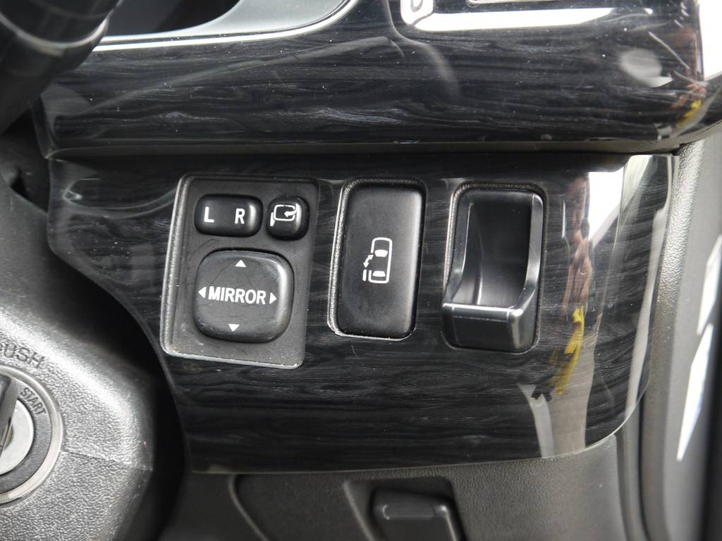 新車時メーカーオプションのパワースライドドア完備しております。