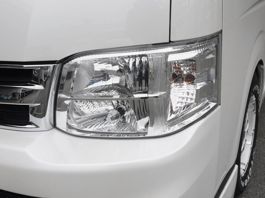 新車時メーカーオプションの純正ＨＩＤも完備しております。