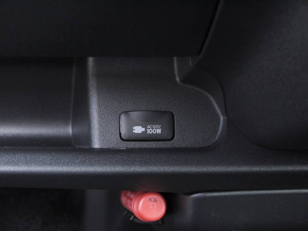 メーカーオプションのＡＣ１００Ｖ電源も完備。