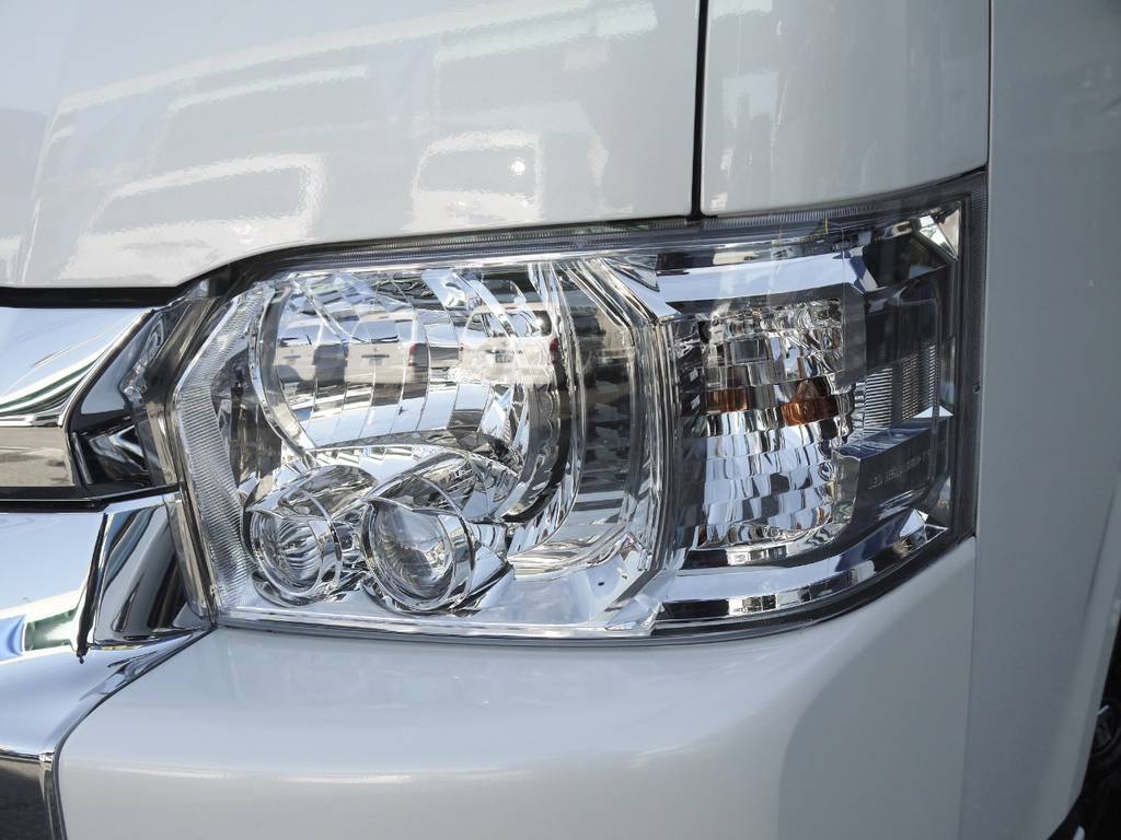 メーカーオプションのＬＥＤヘッドライトも完備！