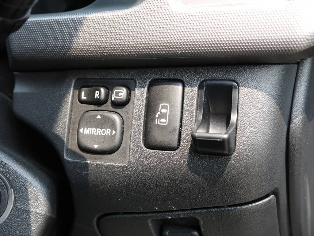 新車時メーカーオプションのパワースライドドア完備。