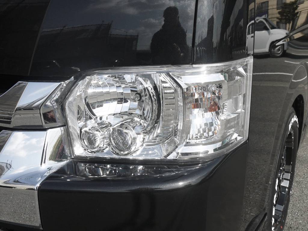 メーカーオプションのＬＥＤヘッドライトも完備。
