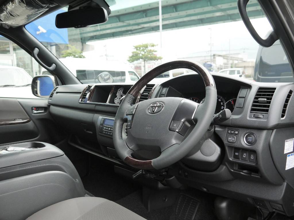 特別仕様車専用装備：茶木目マホガニーハンドル＆シフトノブ！