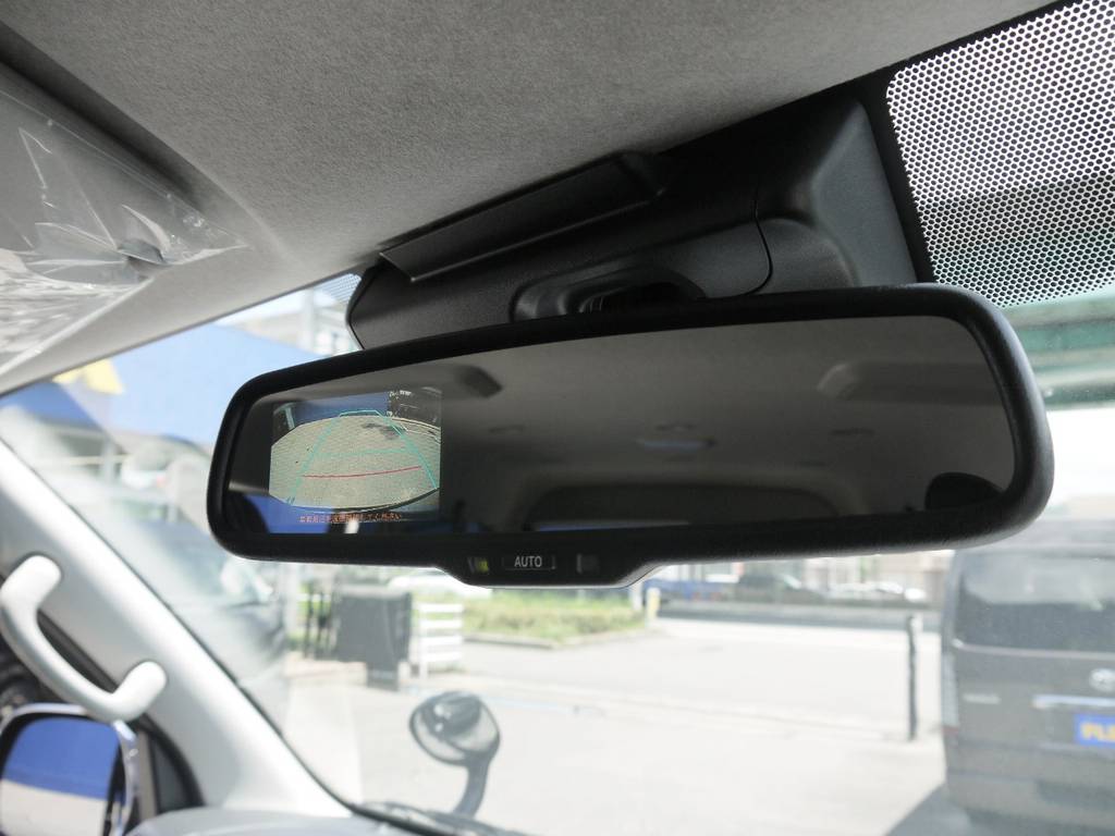 メーカーオプションのバックカメラ内臓自動防眩ミラーも完備！