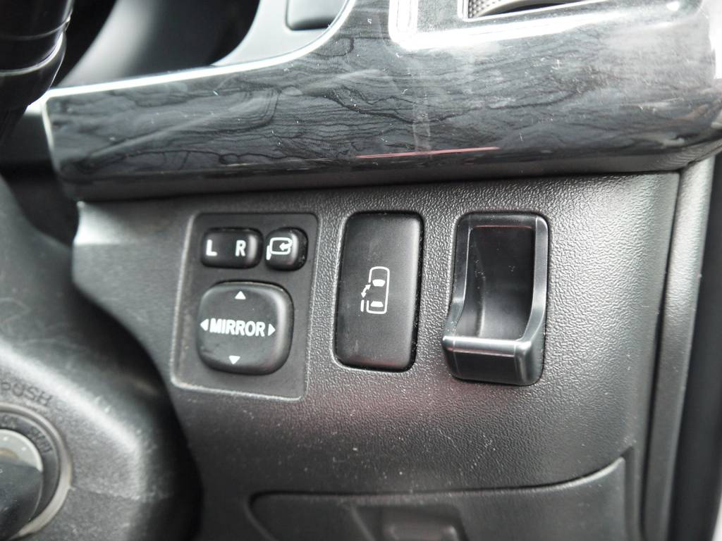 新車時メーカーオプションのパワースライドドアも完備しております。