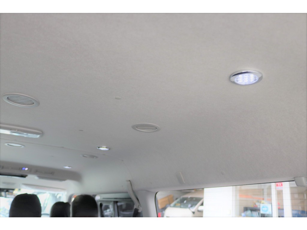 ＬＥＤダウンライトを追加装備してます。全国納車お受け致します。　お気軽にお問合せ下さいませ。　ＴＥＬ：０７２－７３０－７７６０