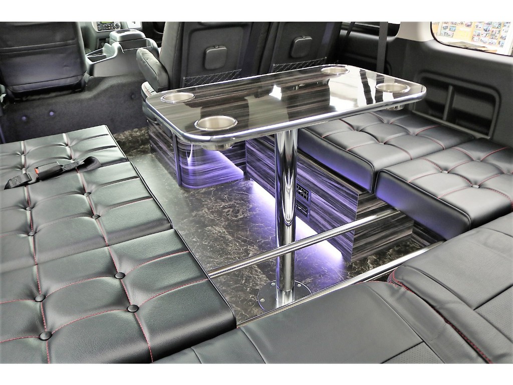 足元にもＬＥＤフットランプが搭載されております。全国納車お受け致します。　お気軽にお問合せ下さいませ。　ＴＥＬ：０７２－７３０－７７６０