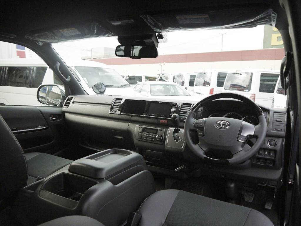 特別仕様車専用装備のマホガニー調コンビステアリング＆シフトノブ・パネル！高級感のあるインパネ周りを演出。