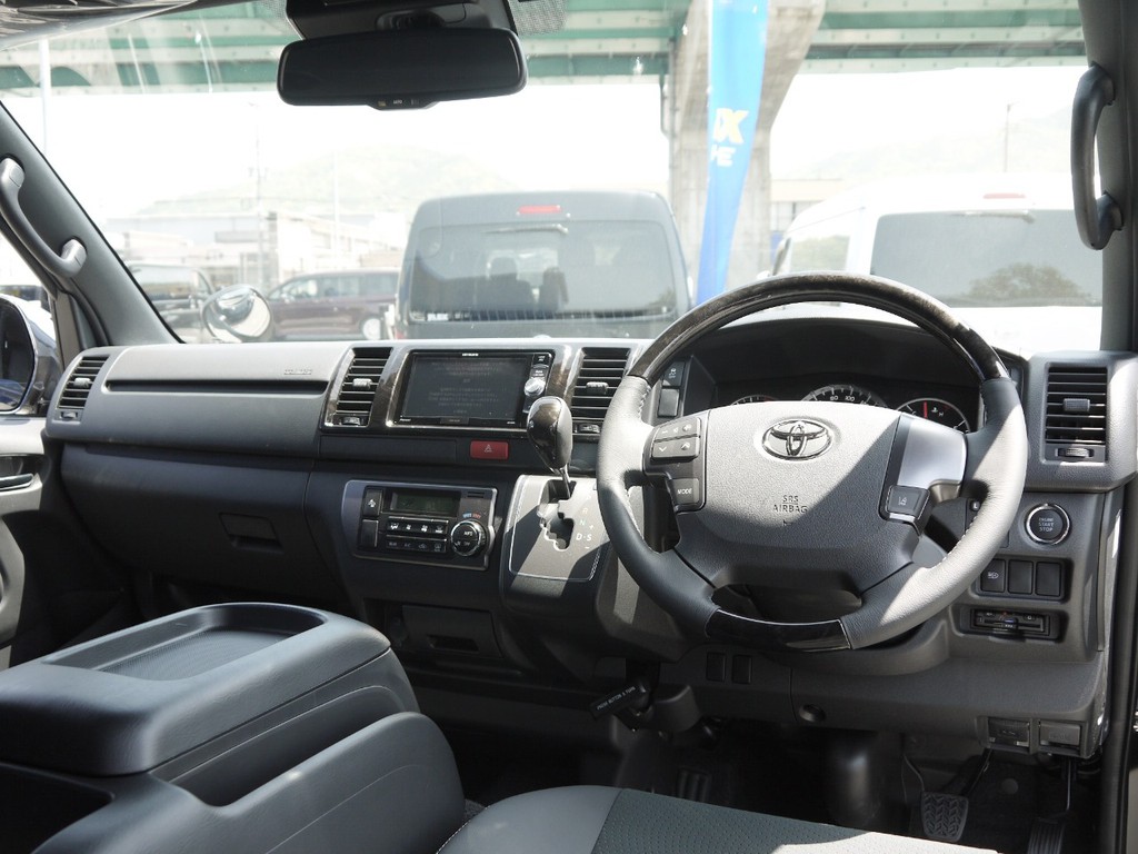 特別仕様車専用装備：マホガニー調コンビハンドル＆シフトノブ！