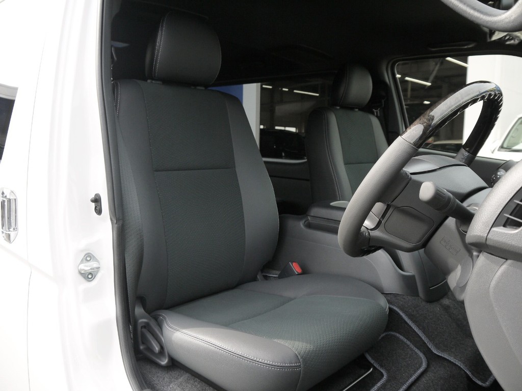 特別仕様車専用装備：ハーフレザーシート
