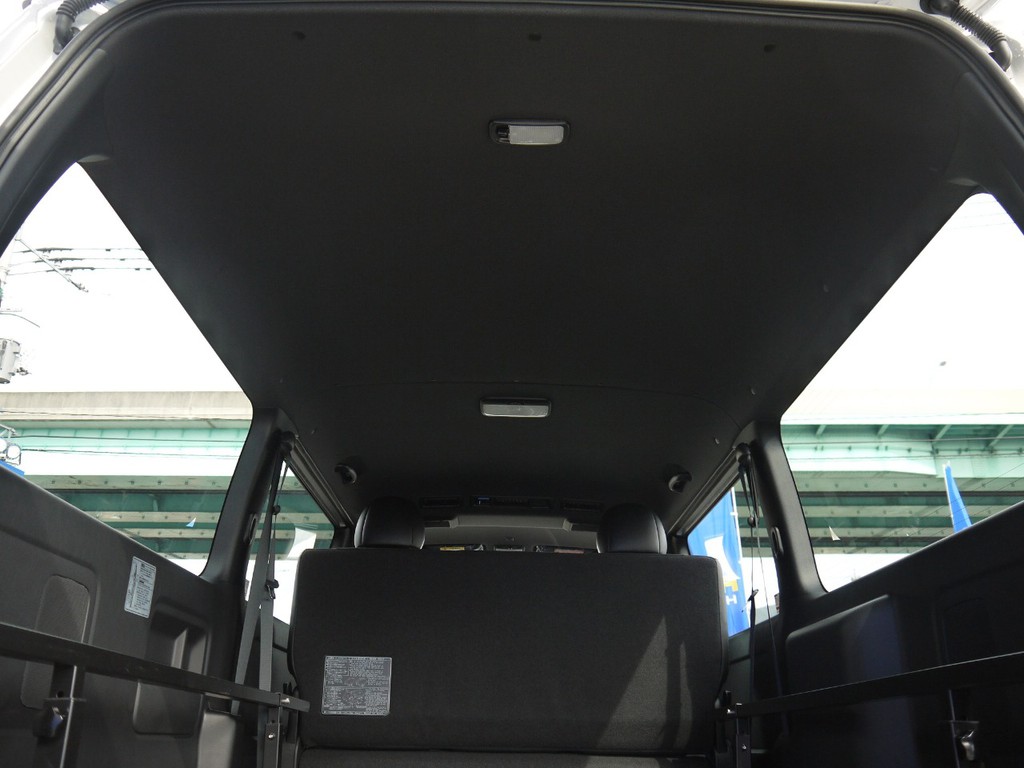 特別仕様車専用装備：ブラックルーフ＆ブラックピラー！高級感のあるインテリアを演出。