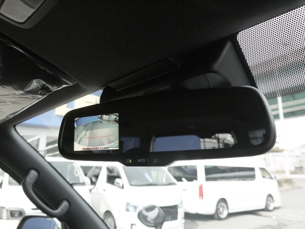 メーカーオプションのバックカメラ内臓自動防眩ミラーも完備しております。