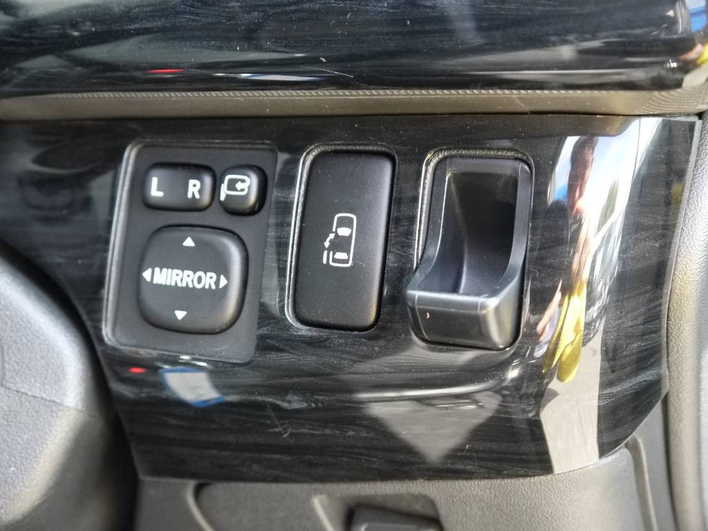 新車時メーカーオプションのパワースライドドアも完備しております！
