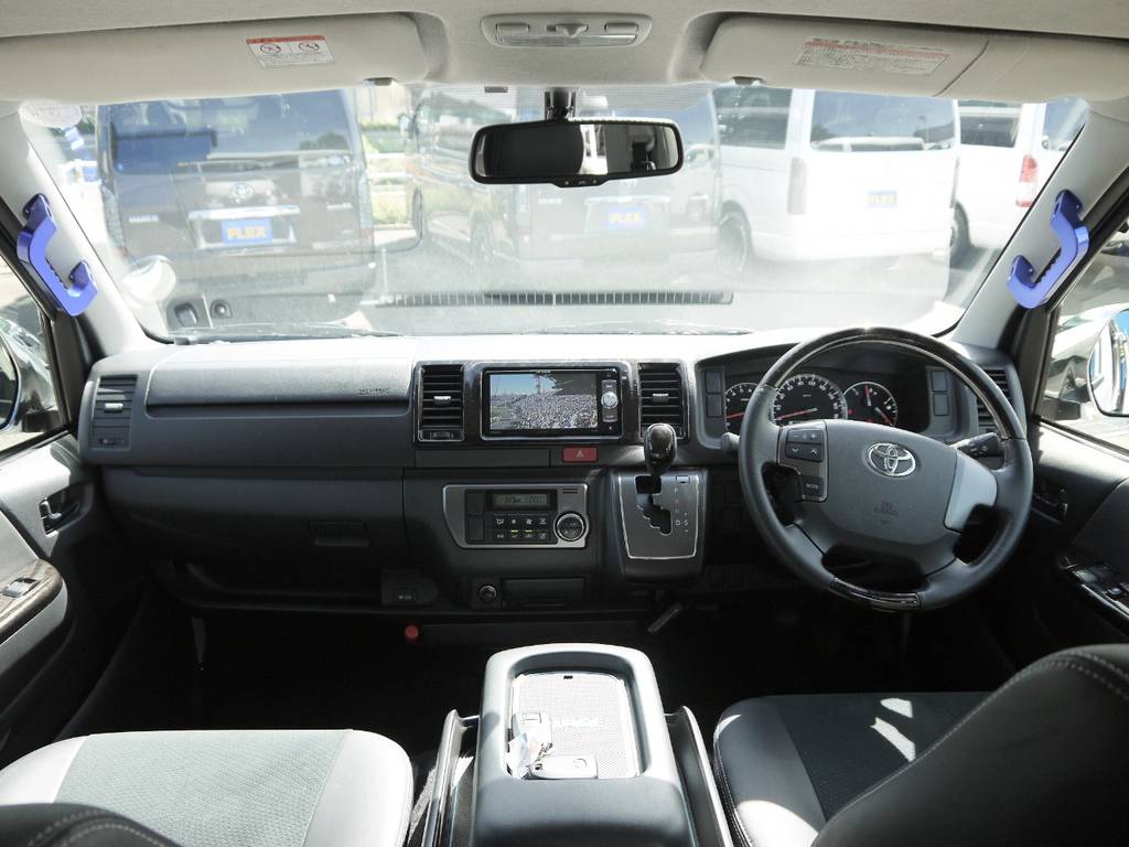 特別仕様車専用装備：マホガニー調コンビハンドル・シフトノブ・パネル！高級感のあるコックピットを演出。
