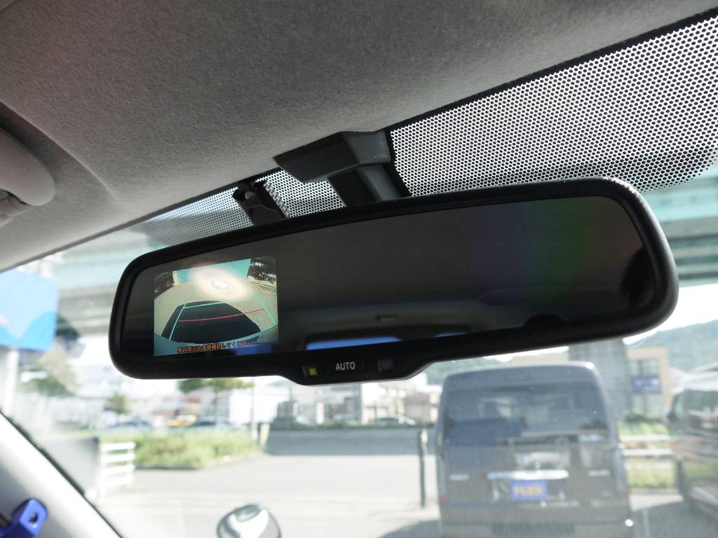 新車時メーカーオプションのバックカメラ内臓自動防眩ミラーも完備！