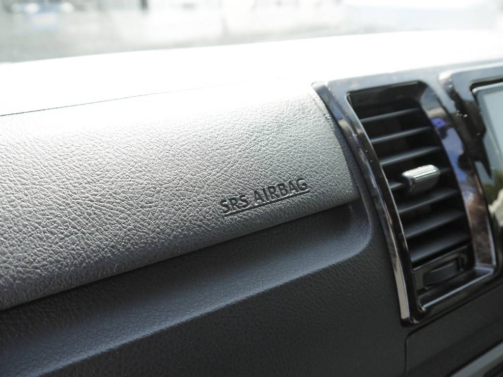新車時メーカーオプションのＳＲＳエアバッグも完備！