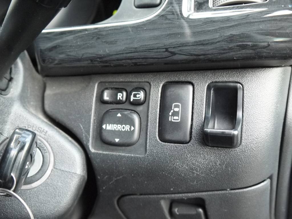 新車時メーカーオプションのＨＩＤヘッドライト・パワースライドドアも完備しております。