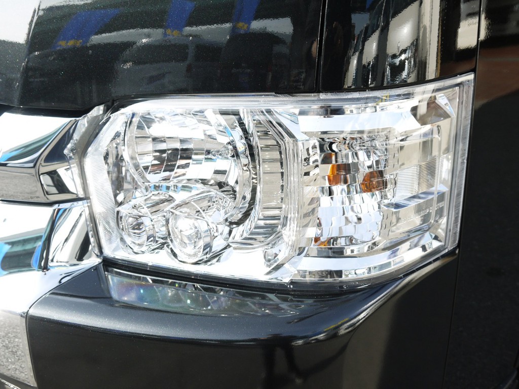 メーカーオプションのＬＥＤヘッドライトも完備しております。