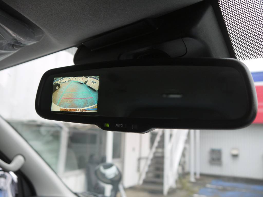 メーカーオプションのバックカメラ内臓自動防眩ミラーも完備。
