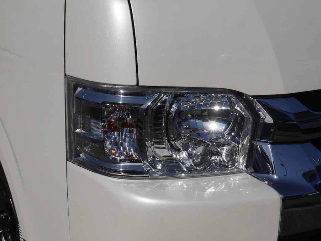 メーカーオプションのＬＥＤヘッドライトも完備しております。