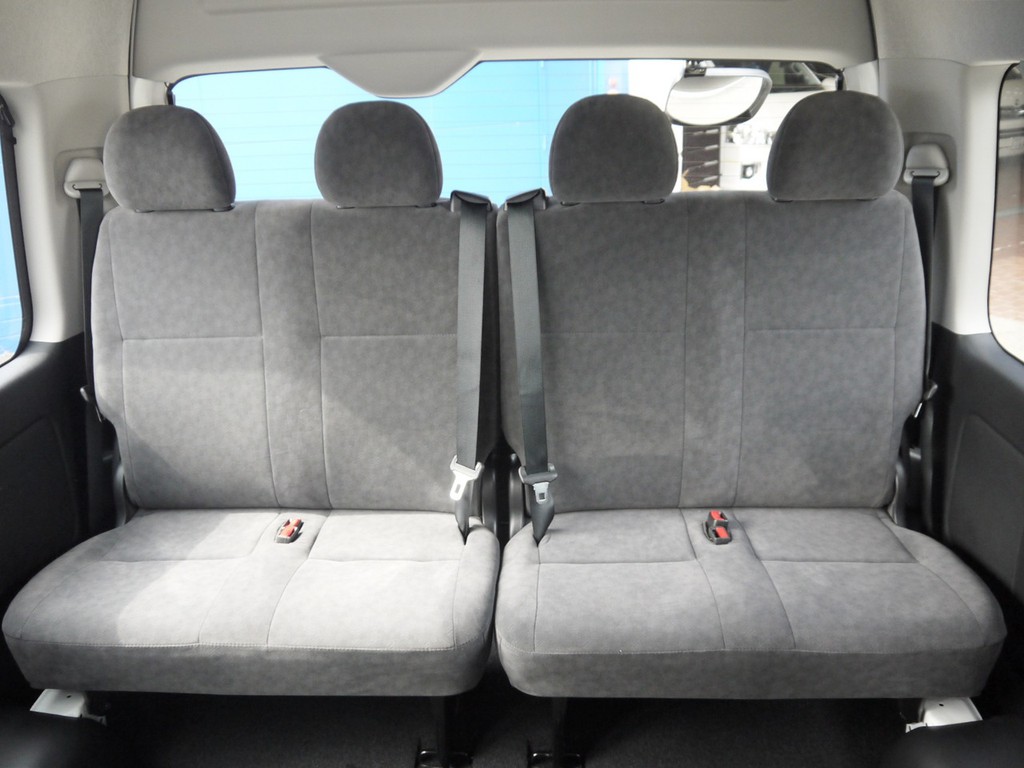 ４列目には片側２名定員の跳ね上げシートを搭載。シートを格納すれば広大なベッドスペースも確保できます！