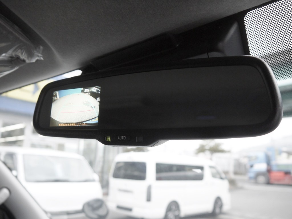 メーカーオプションのバックカメラ内臓自動防眩ミラーも完備しております。