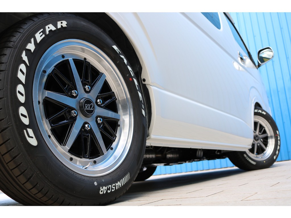 足元にはフェニーチェＲＸ２　１７インチアルミホイール＆ナスカータイヤをセット！ダウンルックにも効果的なフレックスオーバーフェンダー付き！