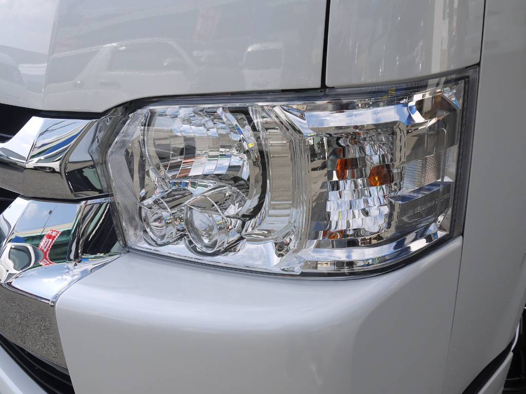 メーカーオプションのＬＥＤヘッドライトも完備。