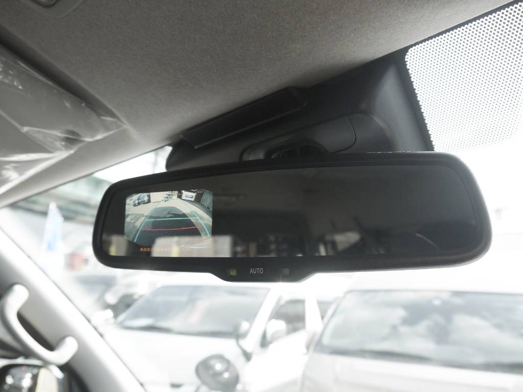 メーカーオプションのバックカメラ付自動防眩ミラーも完備