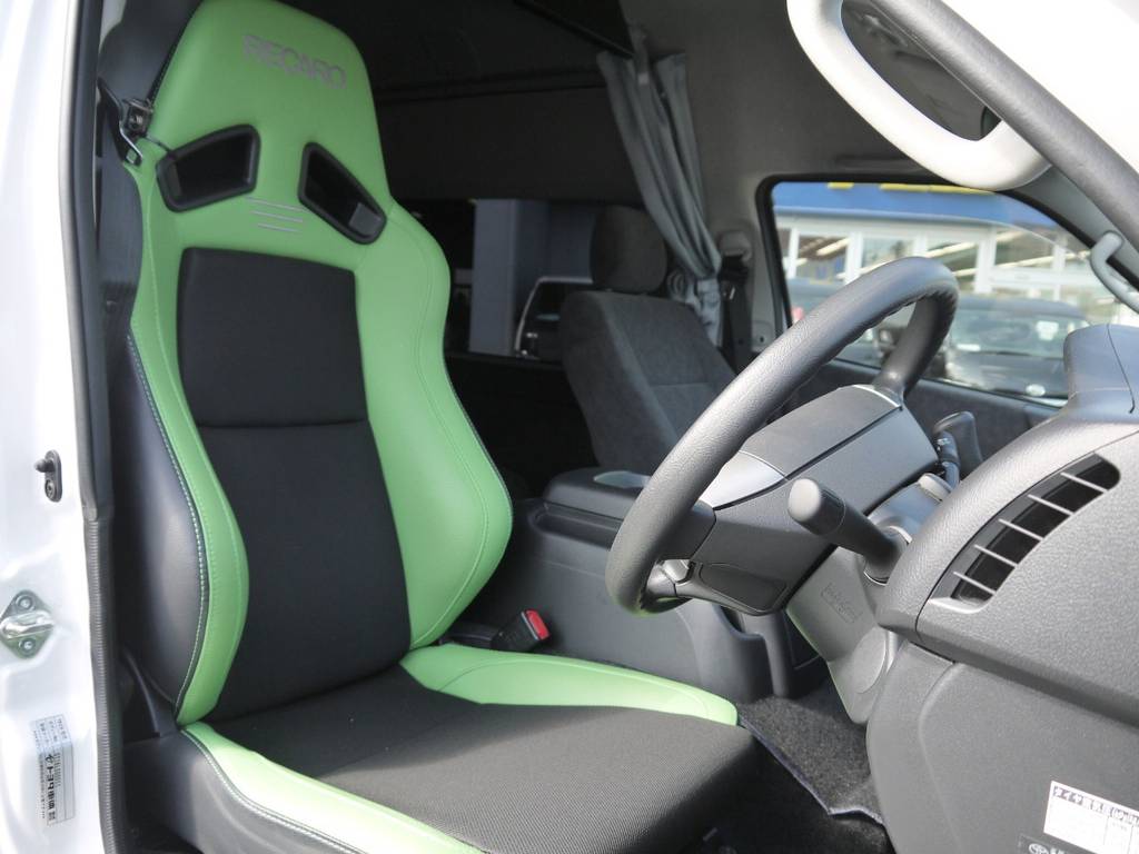 運転席はＲＥＣＡＲＯシートを装着済み！長時間ドライブも疲れにくいバケットシート！