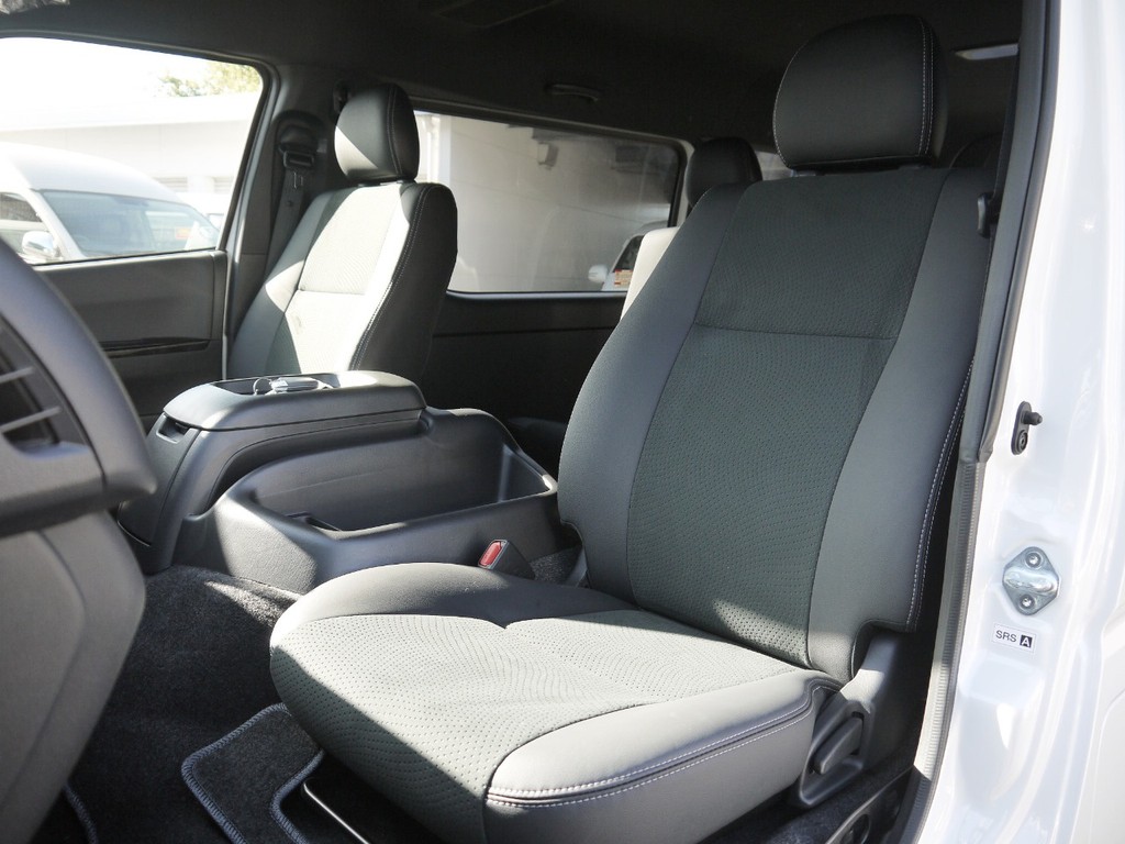 特別仕様車専用装備；ハーフレザーシート！高級感のあるコックピットを演出。
