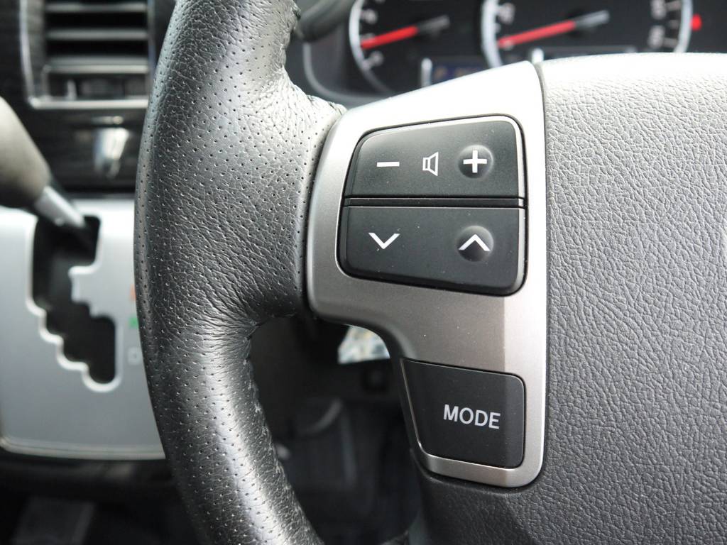 新車時メーカーオプションのステアリングスイッチも完備！