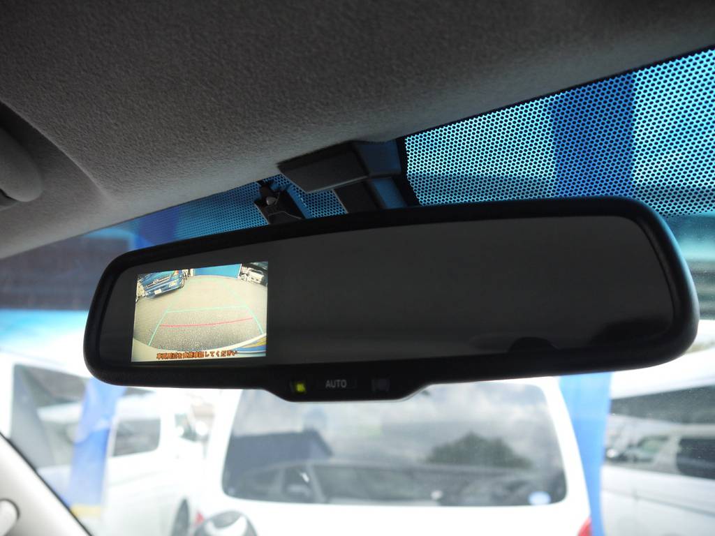 新車時メーカーオプションのバックカメラ内臓自動防眩ミラーも完備しております！