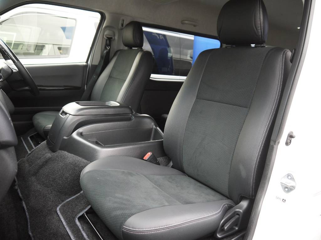 特別仕様車専用装備：ハーフレザーシート！高級感のあるコックピットを演出。