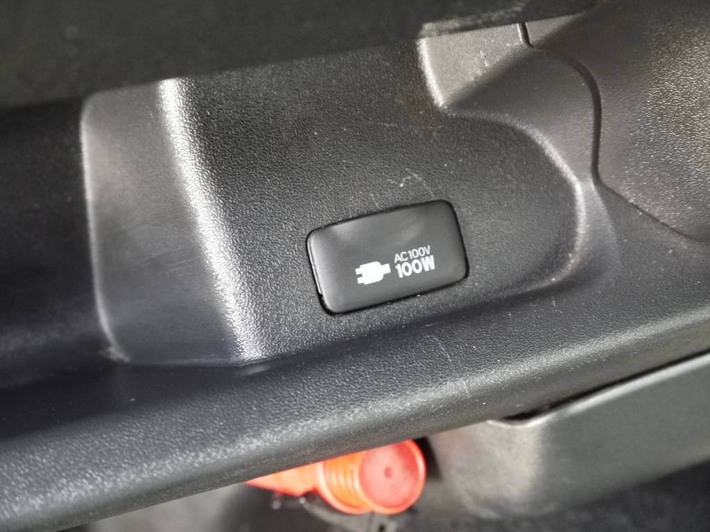 新車時メーカーＯＰのＡＣ１００Ｖアクセサリーコンセントも完備！