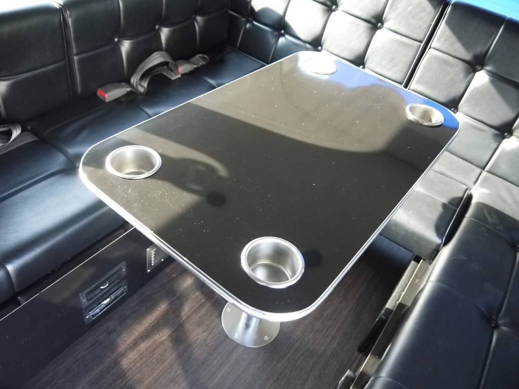 センターテーブルは着脱可能！テーブルをつけた状態でもフルフラットベッドに展開できます。