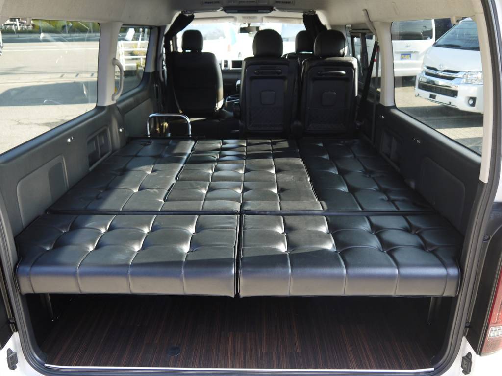 付属のマットを使用して簡単にベッドモードに展開可能！気軽に車中泊もお楽しみいただけます！