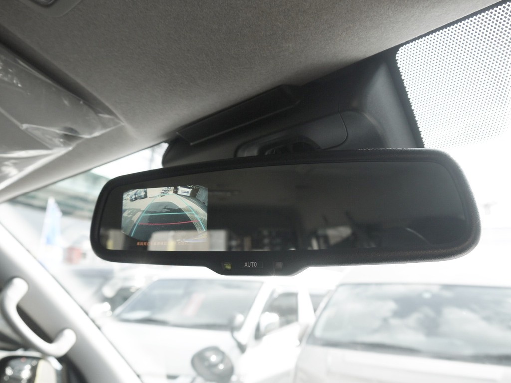 メーカーオプションのバックカメラ付自動防眩ミラーも完備