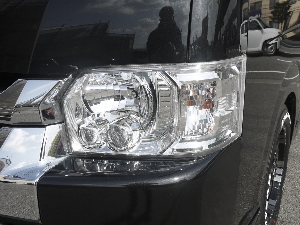 メーカーオプションのＬＥＤヘッドライトも完備。
