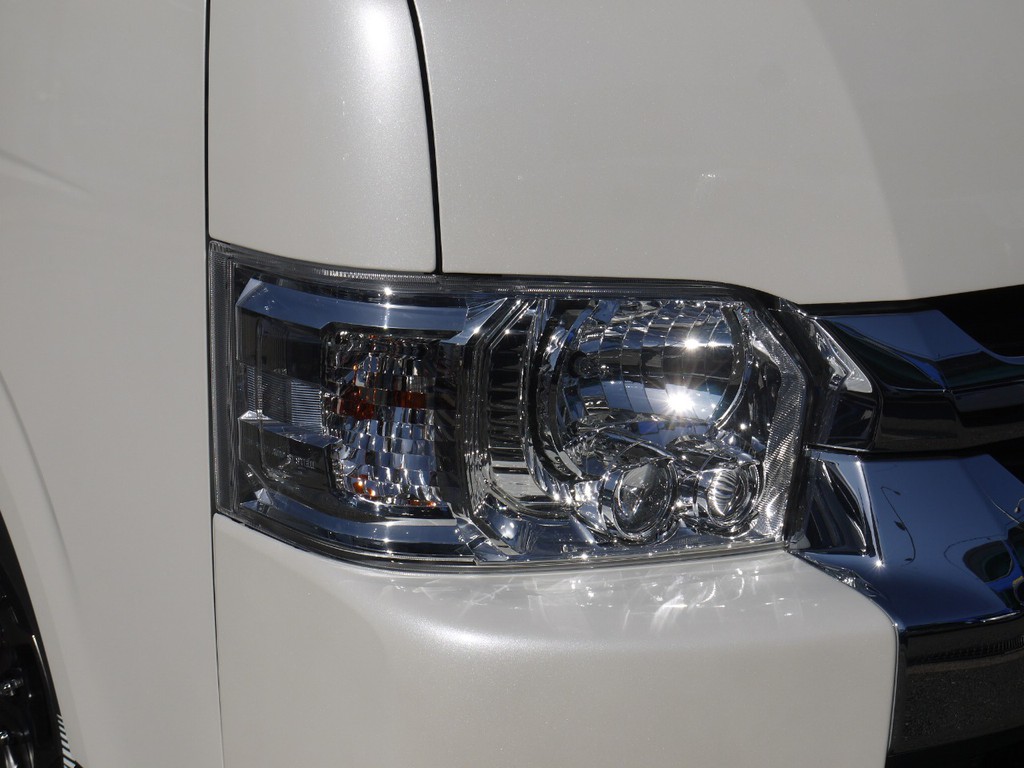 メーカーオプションのＬＥＤヘッドライトも完備しております。