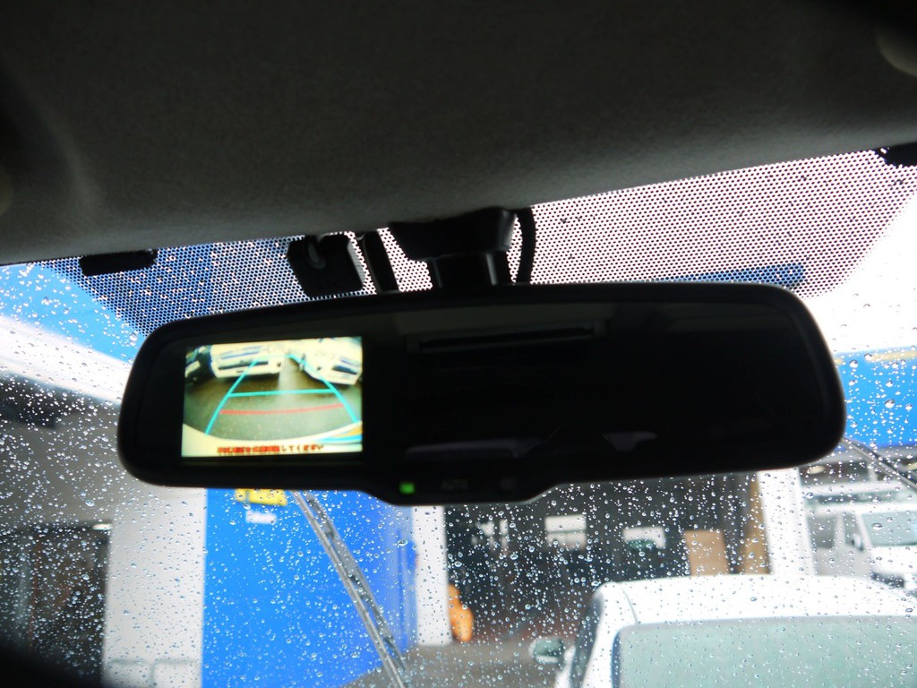 新車時メーカーオプションのバックカメラ内臓自動防眩ミラー完備！