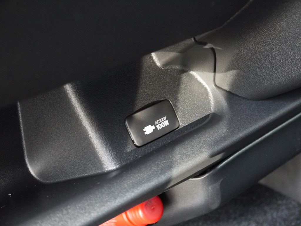 メーカーオプションのＡＣ１００Ｖ電源も完備！