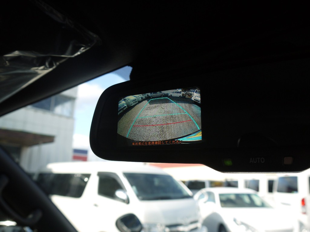 メーカーオプションのバックカメラ内臓自動防眩ミラーも完備。