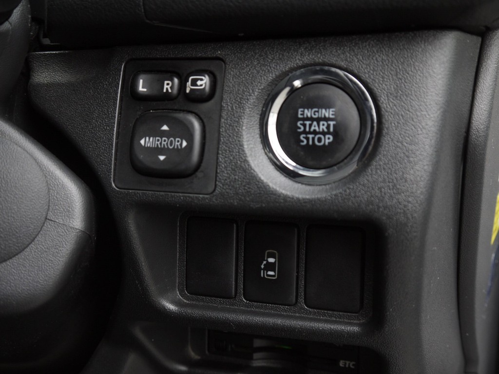 新車時メーカーオプションのプッシュスタート＆スマートエントリー完備！