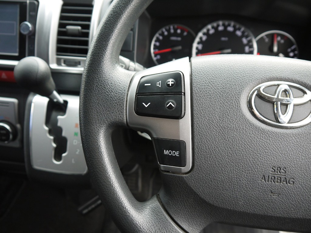 新車時メーカーオプションのステアリングスイッチも完備！