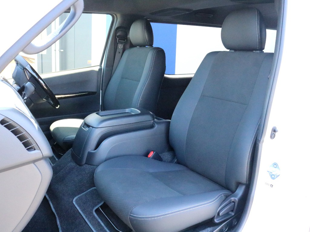 ダークプライムⅡ特別仕様車なので専用のハーフレザーシートが設置されています！　このままハーフレザーシートを楽しむのも、追加でシートカバーを装着するのも貴方次第！