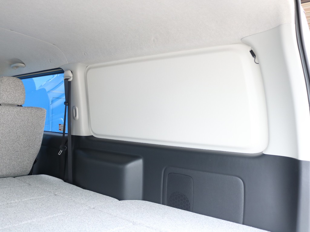 車内後方の窓部分は、フック等Ｐを取り付けれる内装に仕上げました♪お好みの空間にカスタマイズ可能！