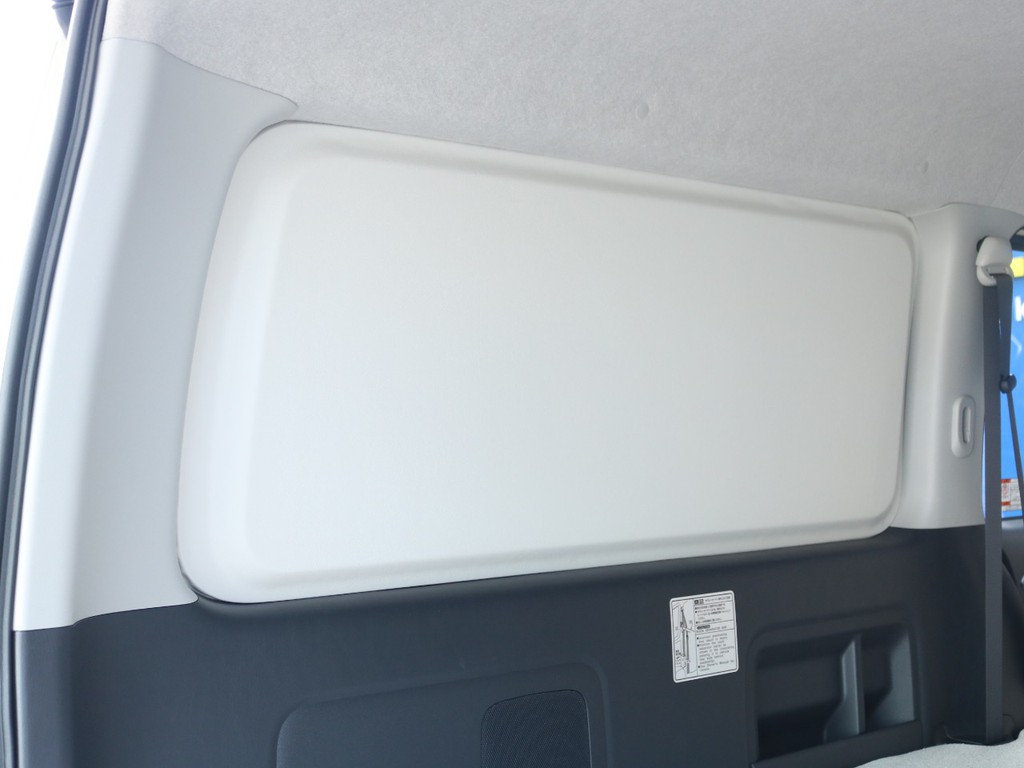 車内後方の窓部分は、フック等Ｐを取り付けれる内装に仕上げました♪お好みの空間にカスタマイズ可能！